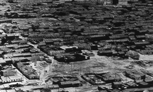 chabolas_pozo Un poblado de chabolas levantadas por inmigrantes del sur era El Pozo del Tío Raimundo en los años 50 del siglo pasado, cuando yo llegué se acababan de edificar los primeros bloques de viviendas